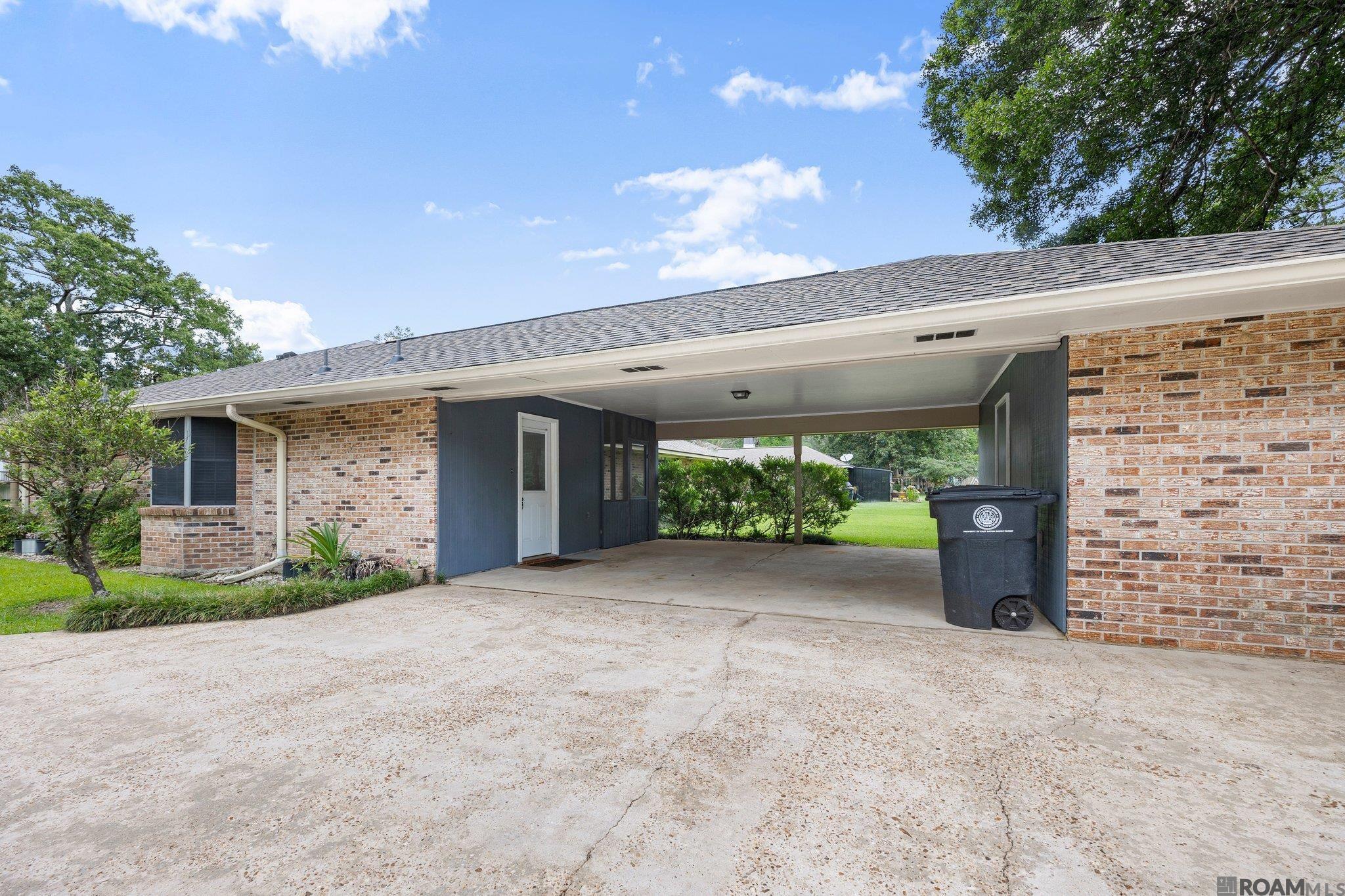 Property Photo: 14334 Crystal Dr LA 70770