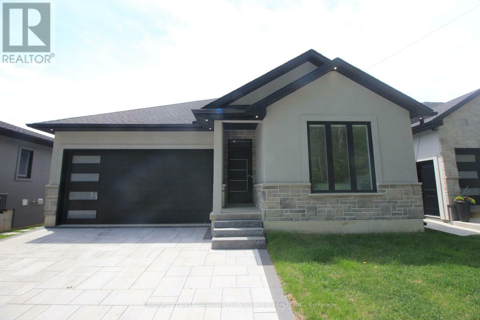 Property Photo: 5 John Pound Road 20 ON N4G 5X3