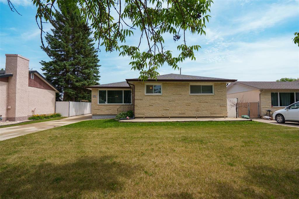 Property Photo: 53 Brewster Bay MB R2C 2X2