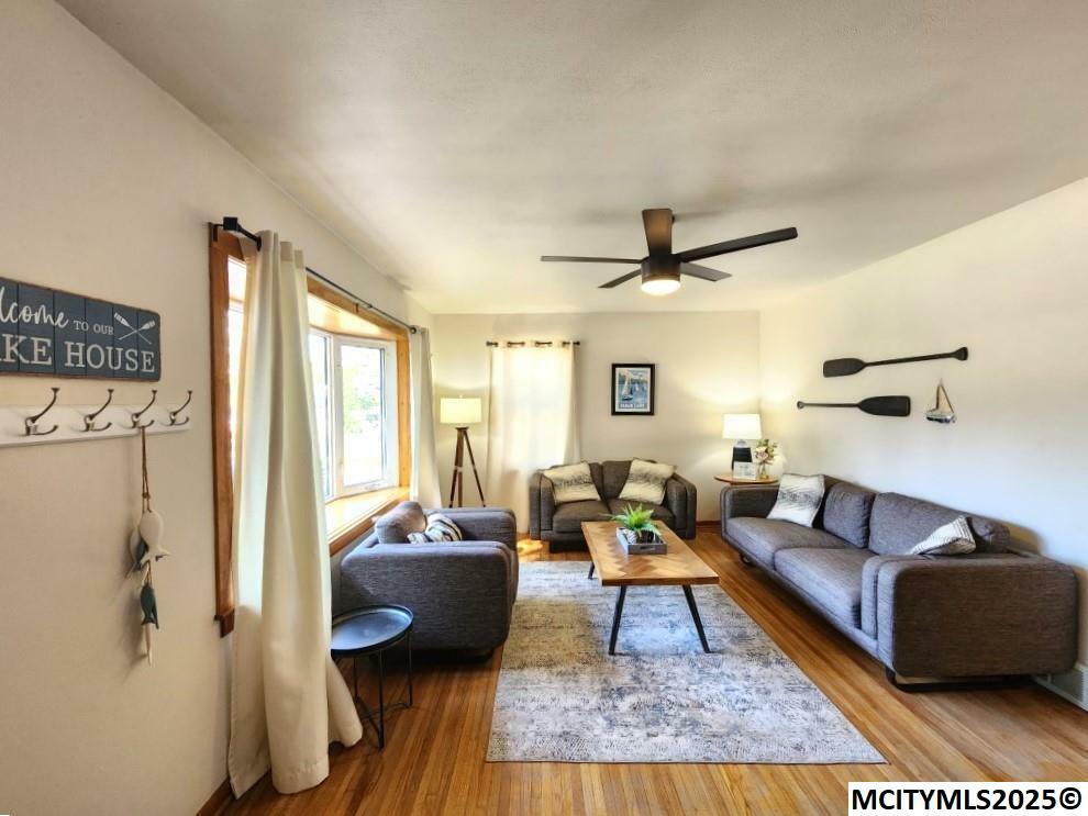 Property Photo: 2112 S Lakeview Dr IA 50428