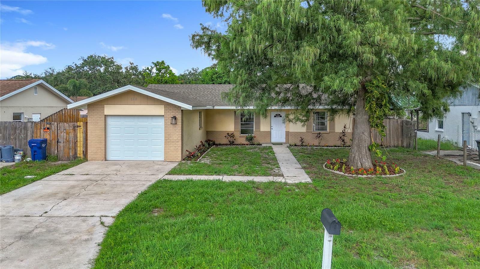 Property Photo: 6511 3rd Avenue NE FL 34208