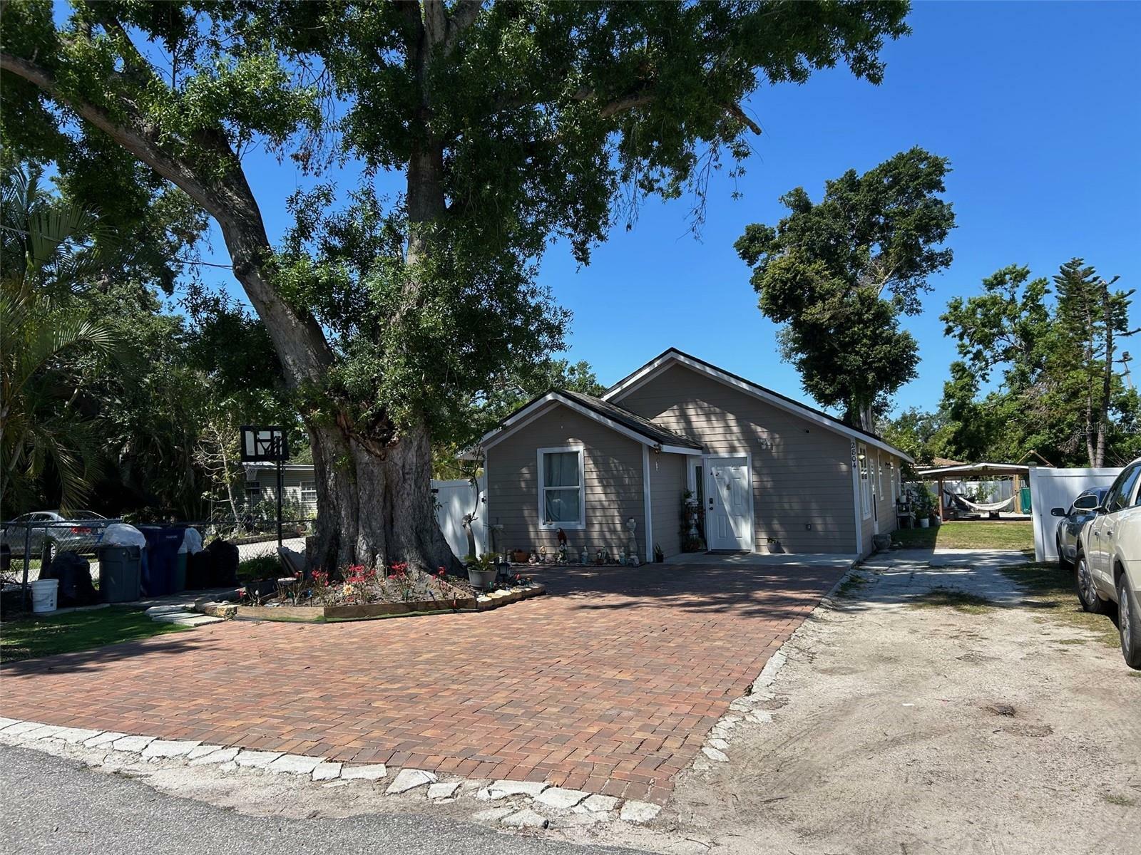 Property Photo: 2804 11th Street Court E FL 34208