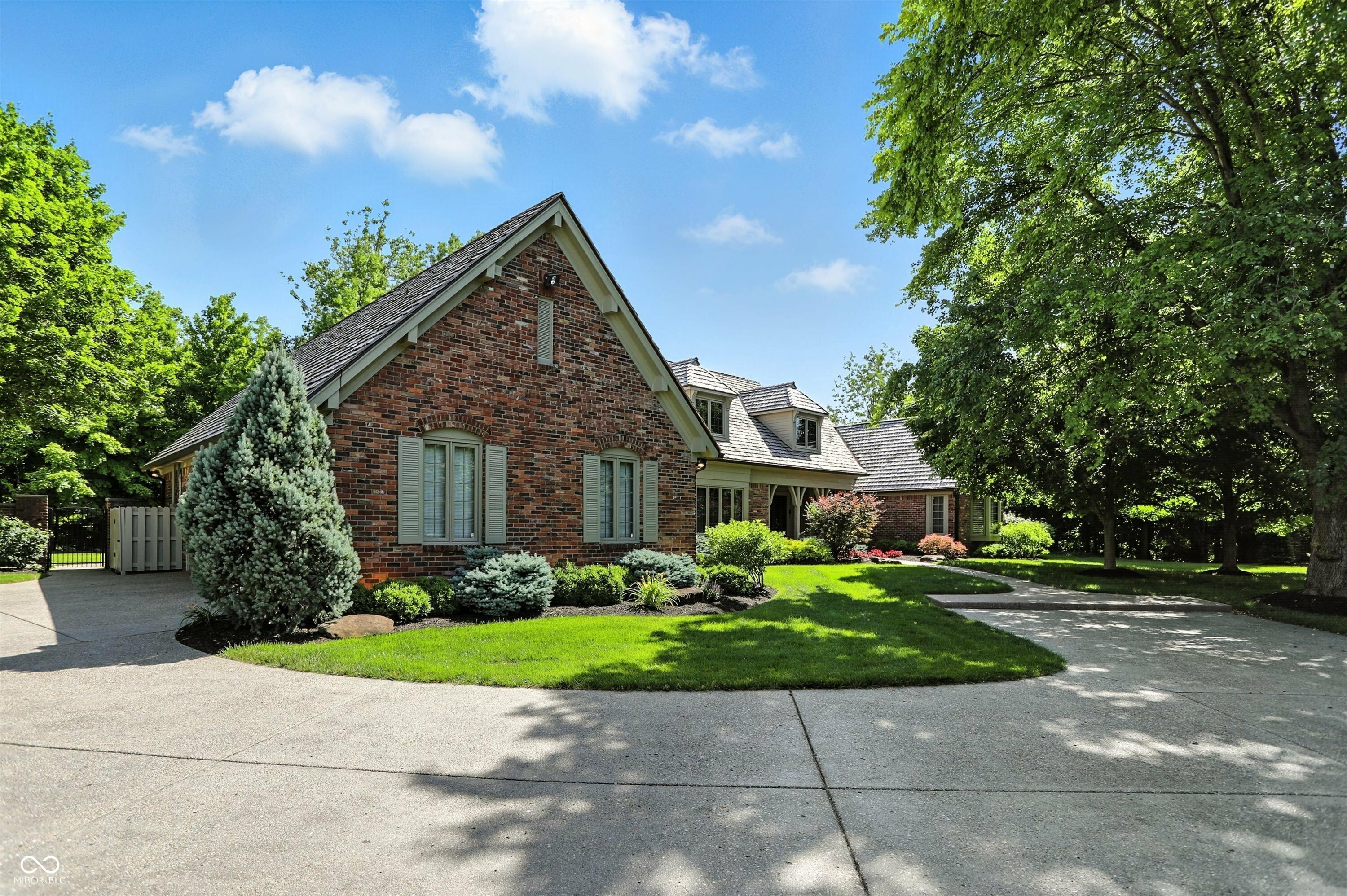 Property Photo: 8661 Williamshire W Drive IN 46260