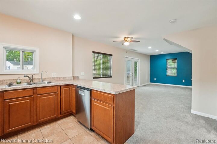 Property Photo:  6830 Dixie Highway  MI 48346 2005 