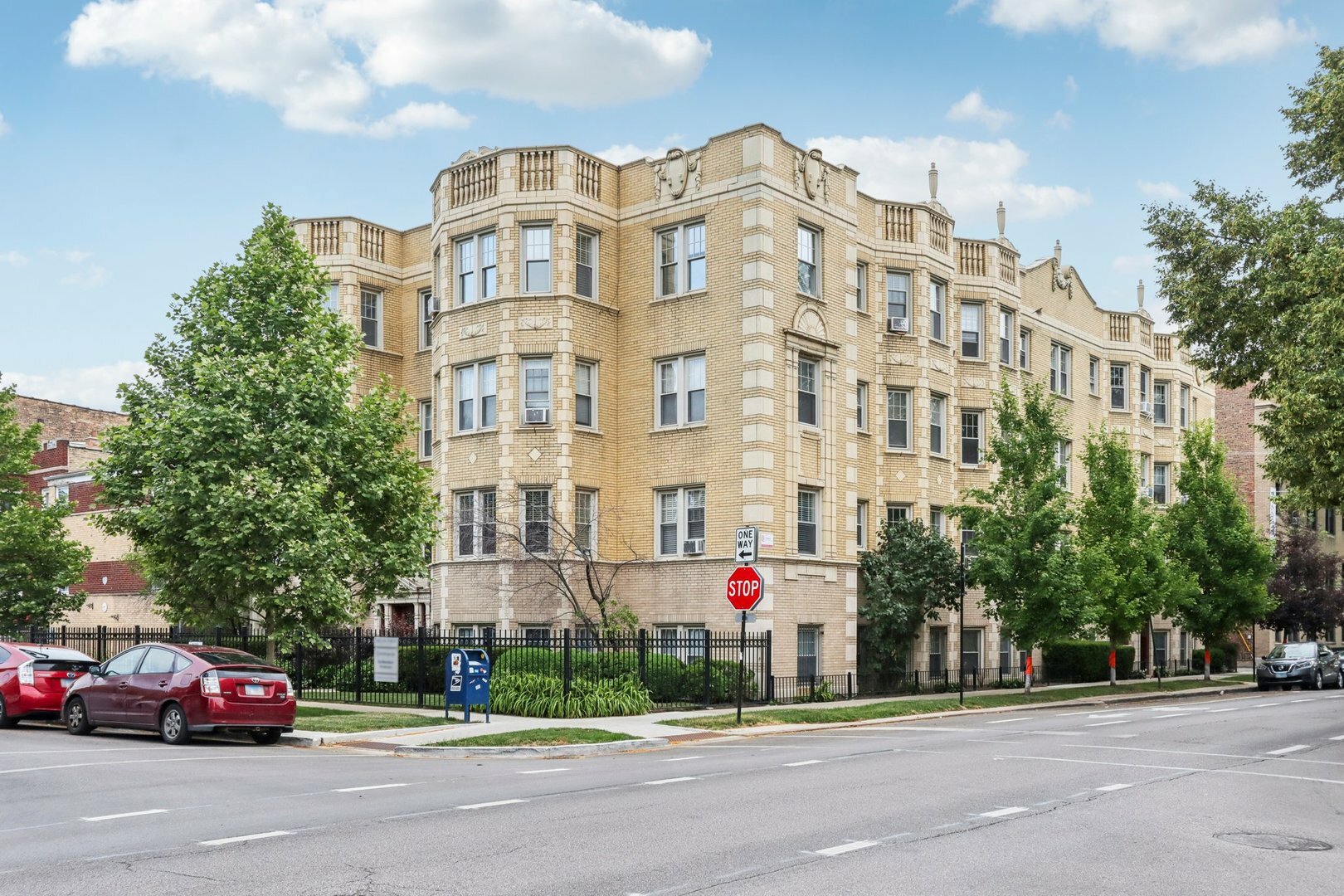 Property Photo: 6203 N Oakley Street 3 IL 60659