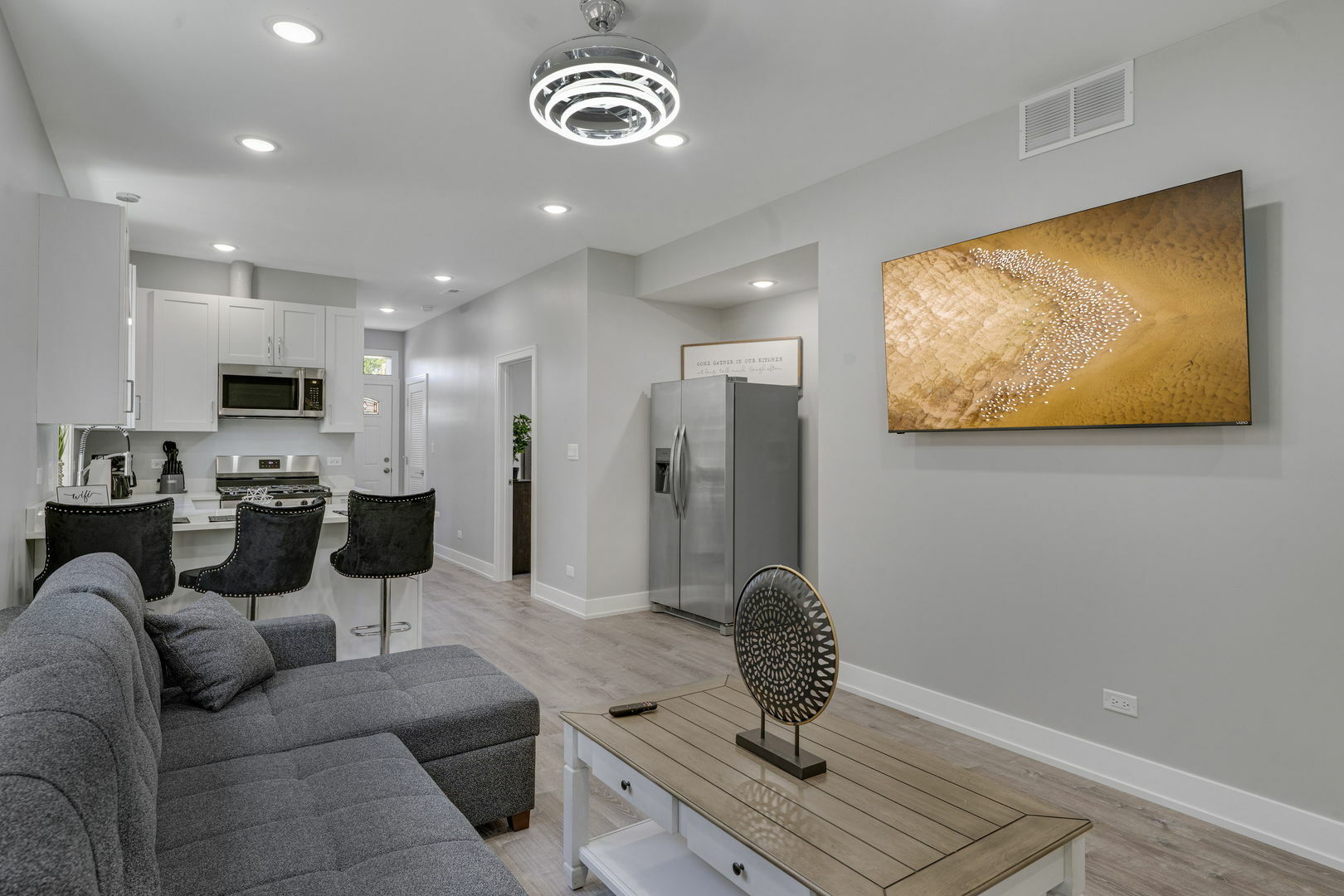 Property Photo: 814 S Tripp Avenue IL 60624