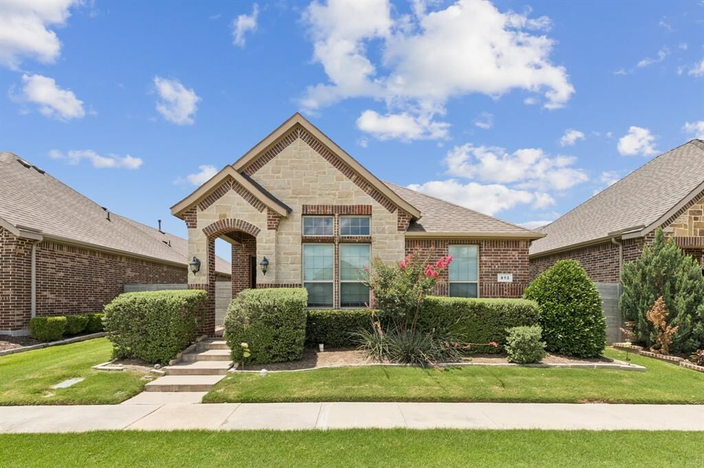Property Photo: 913 Parkside Drive TX 76226