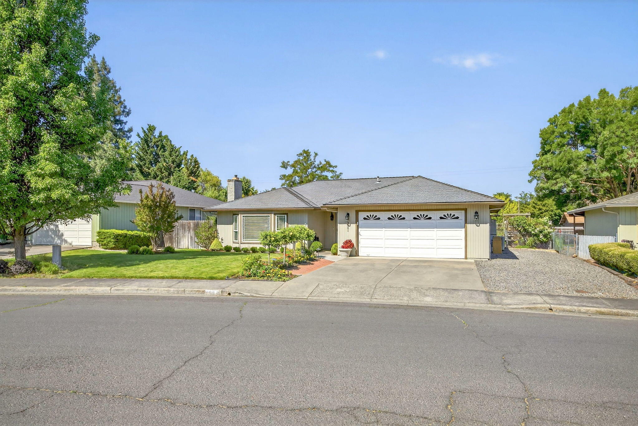 Property Photo: 3041 Cheltenham Way OR 97504