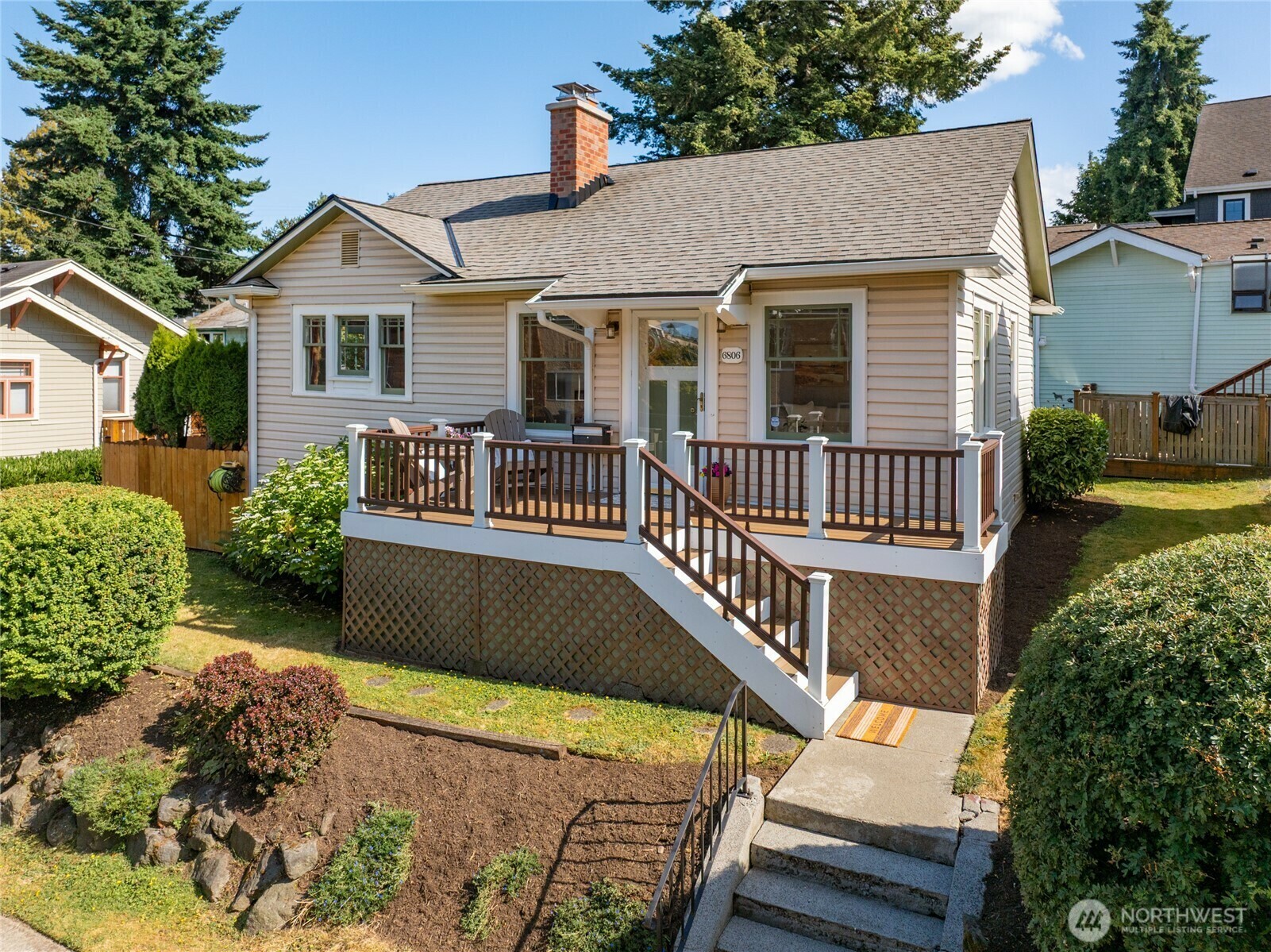 Property Photo: 6806 Woodlawn Avenue NE WA 98115