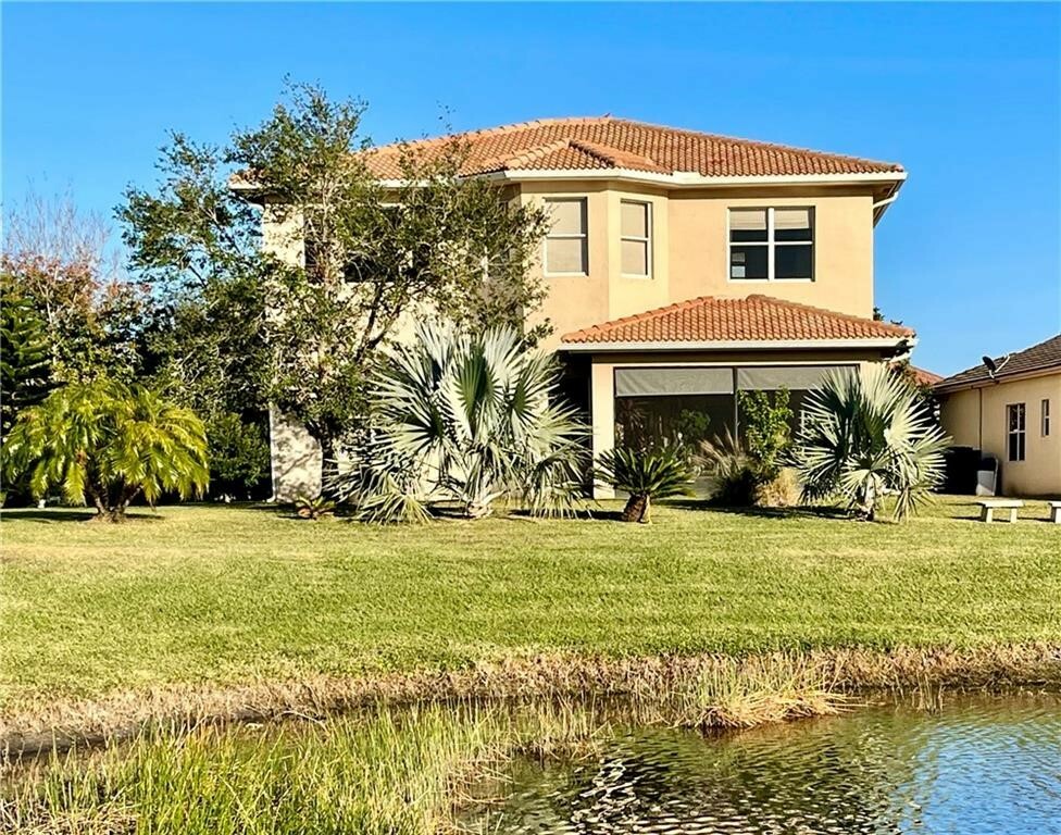 Property Photo: 2001 Albany Terrace SW FL 32968