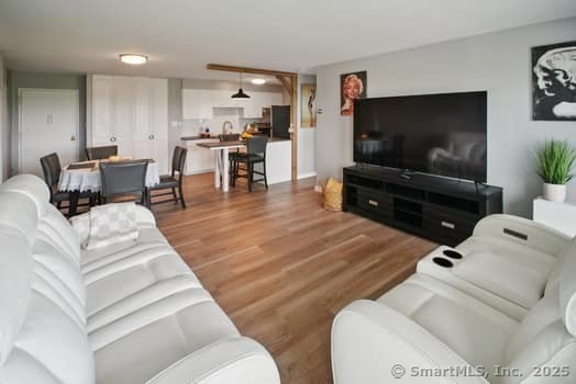 Property Photo:  30 Woodland Street Apt 9E  CT 06105 