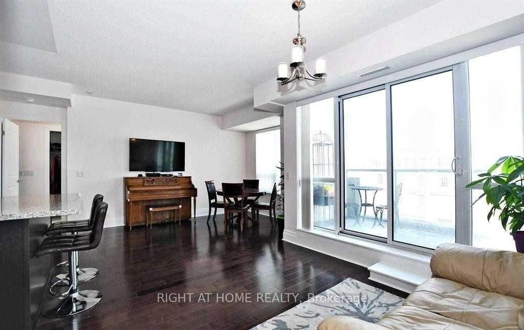 Property Photo: 21 Upper Duke Crescent 405 ON L6G 0B7
