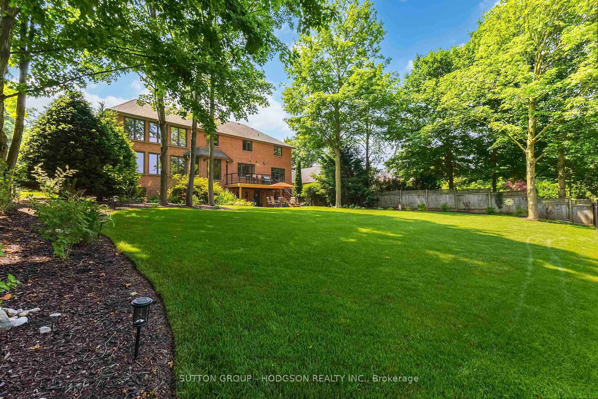 Property Photo: 90 Fitzwilliam Boulevard ON N6H 5H4