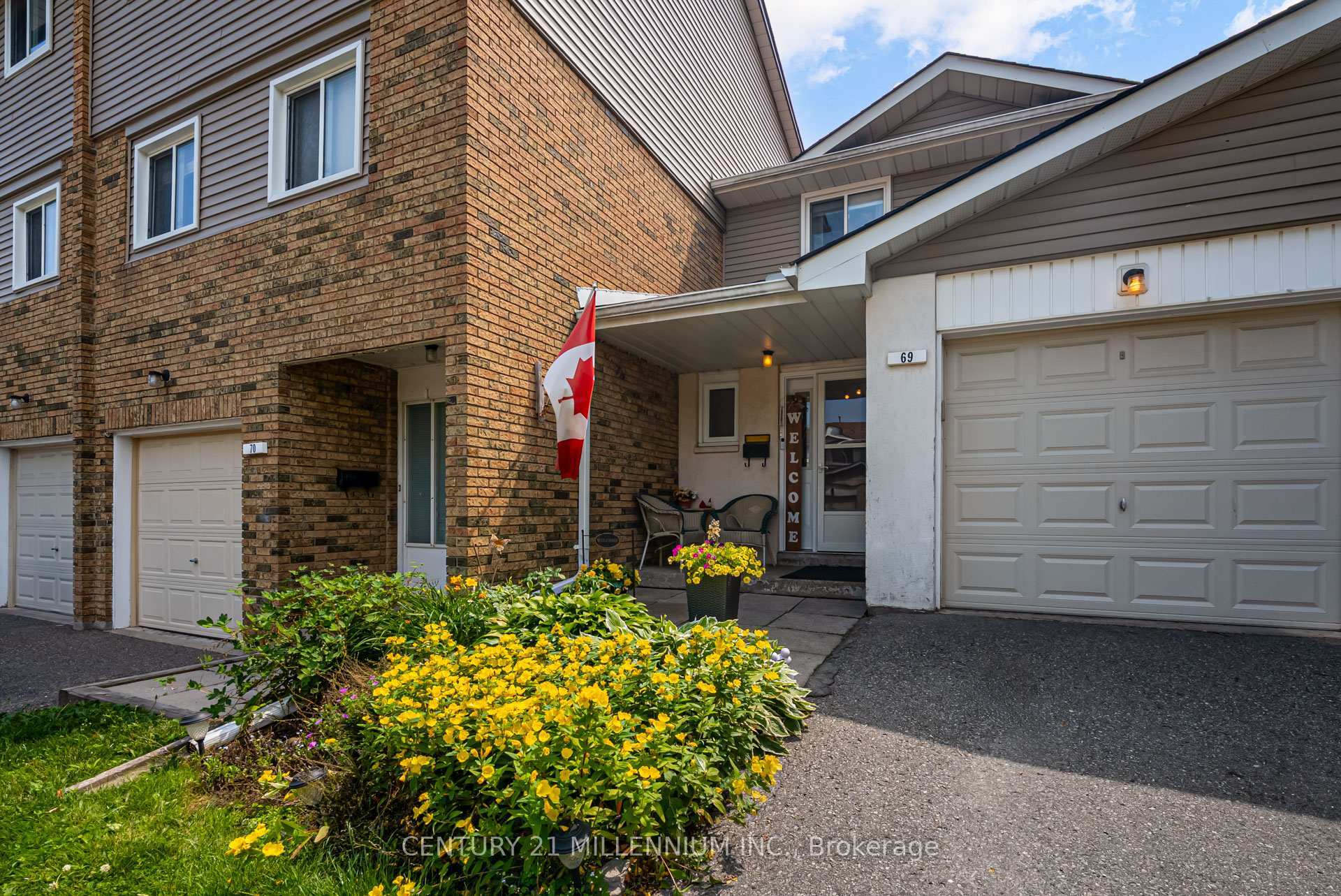 Property Photo: 69 Carisbrooke Court 69 ON L6S 3K1