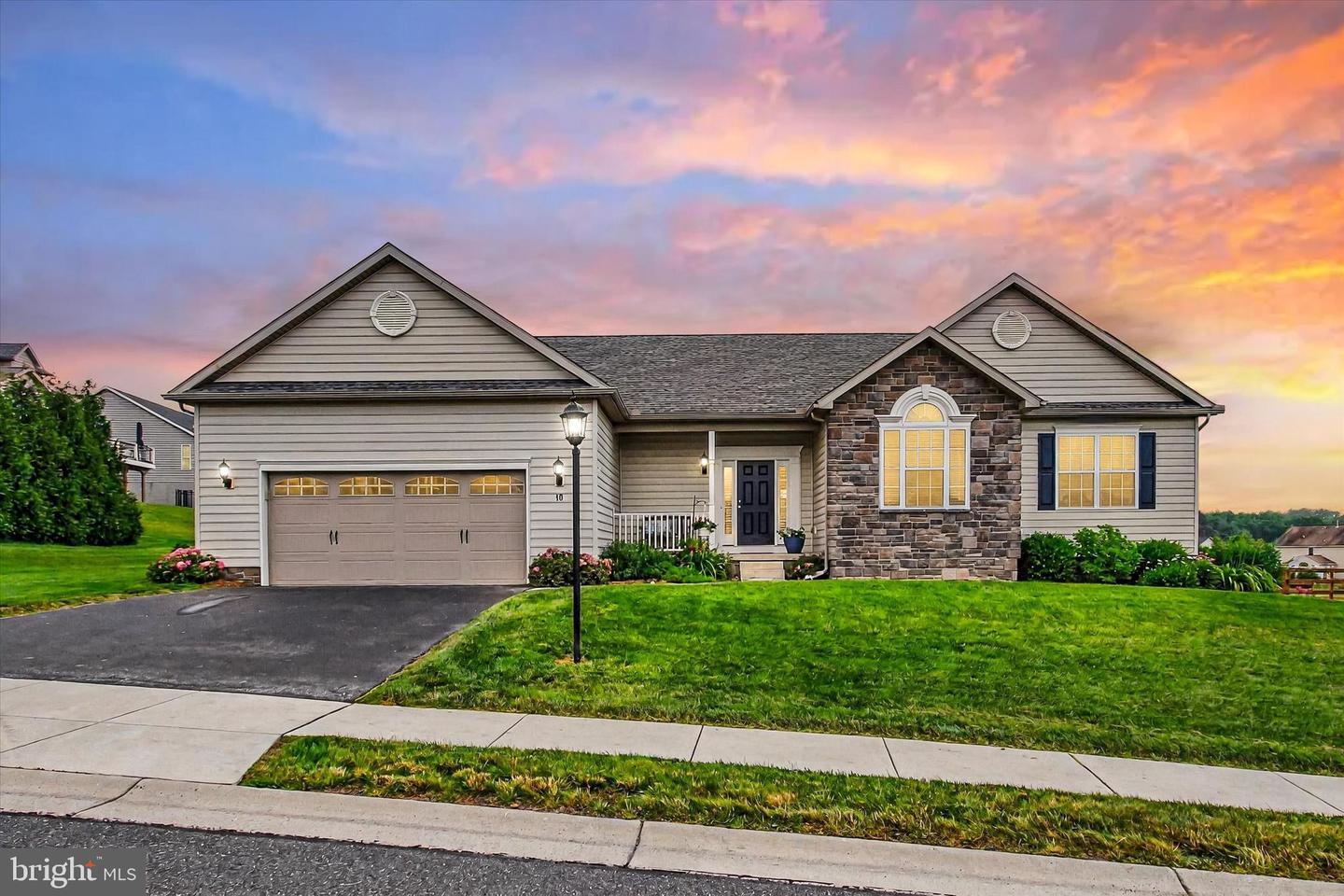 Property Photo: 10 Thrush Court PA 17325
