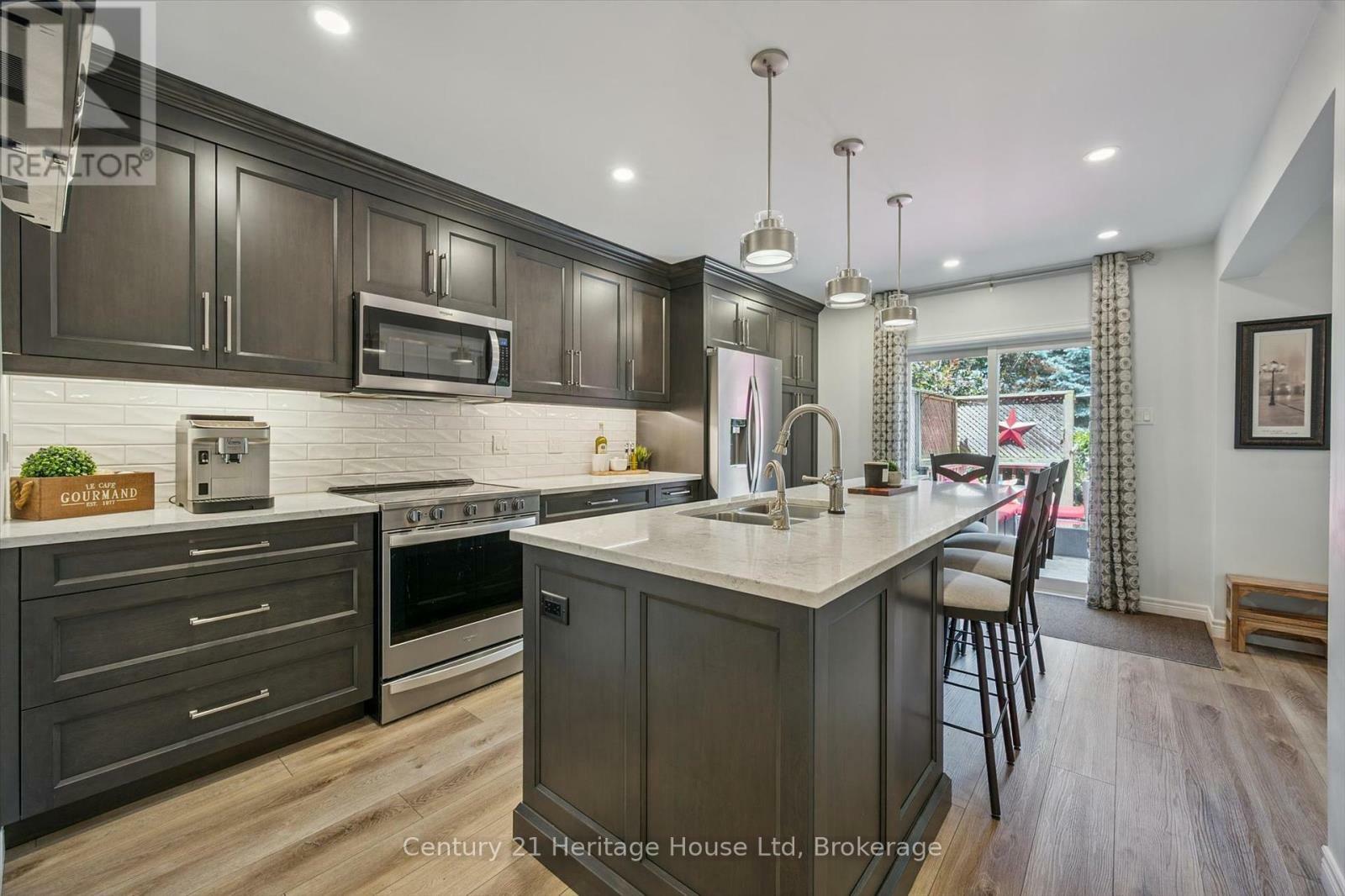 Photo de la propriété: 685 Willow Road ON N1H 8K2