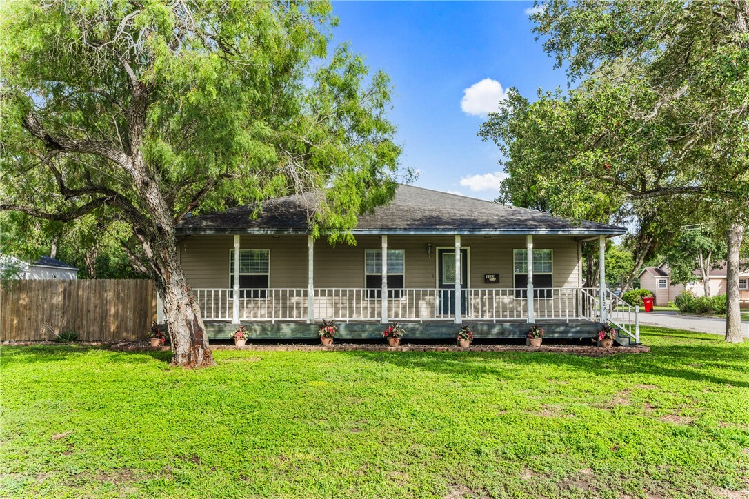 Property Photo: 1129 Cicero Wood TX 78380