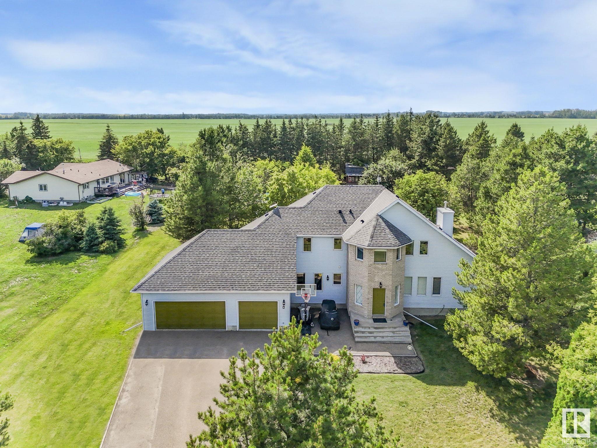 Property Photo: 4 Vista Way AB T0A 1N0