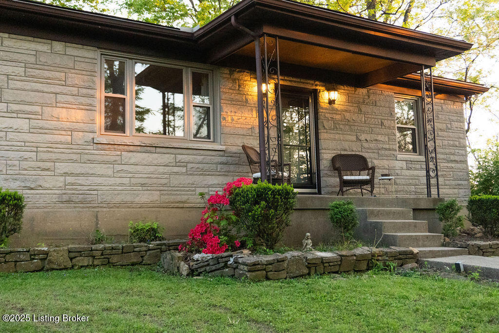Property Photo:  6804 Old Briscoe Ln  KY 40228 