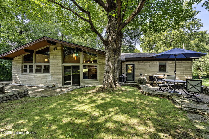 Property Photo: 6804 Old Briscoe Ln KY 40228