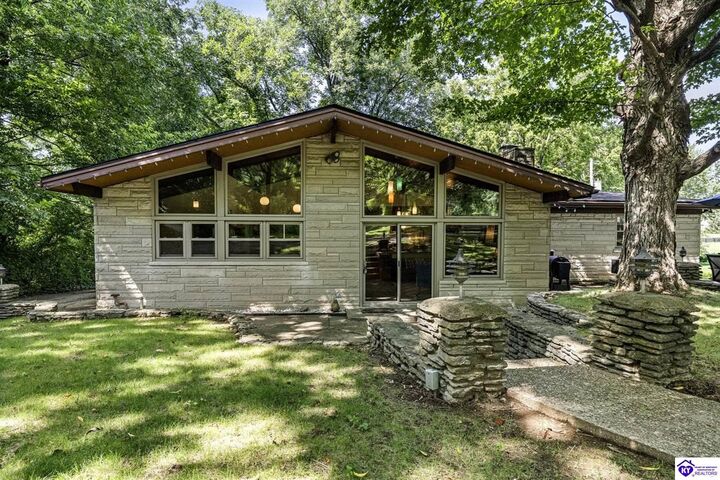 Property Photo: 6804 Old Briscoe Ln KY 40228