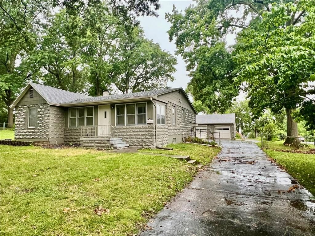 Property Photo:  900 S Trail Ridge Drive  MO 64050 