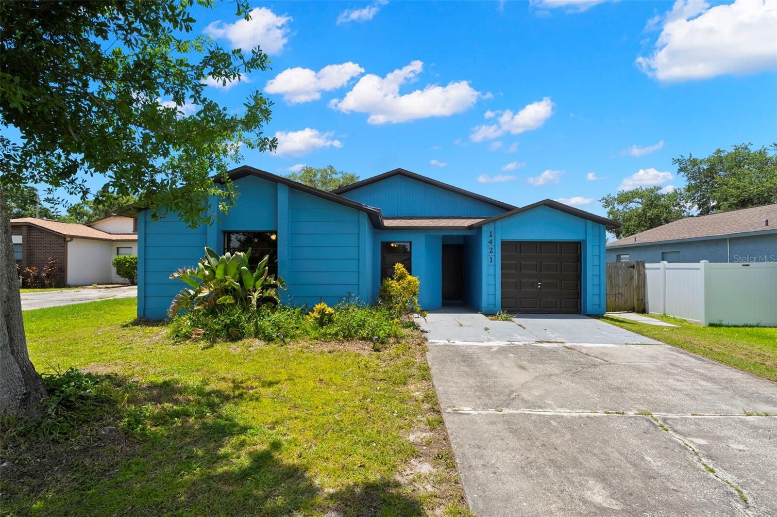 Property Photo: 1421 Vinetree Drive FL 33510