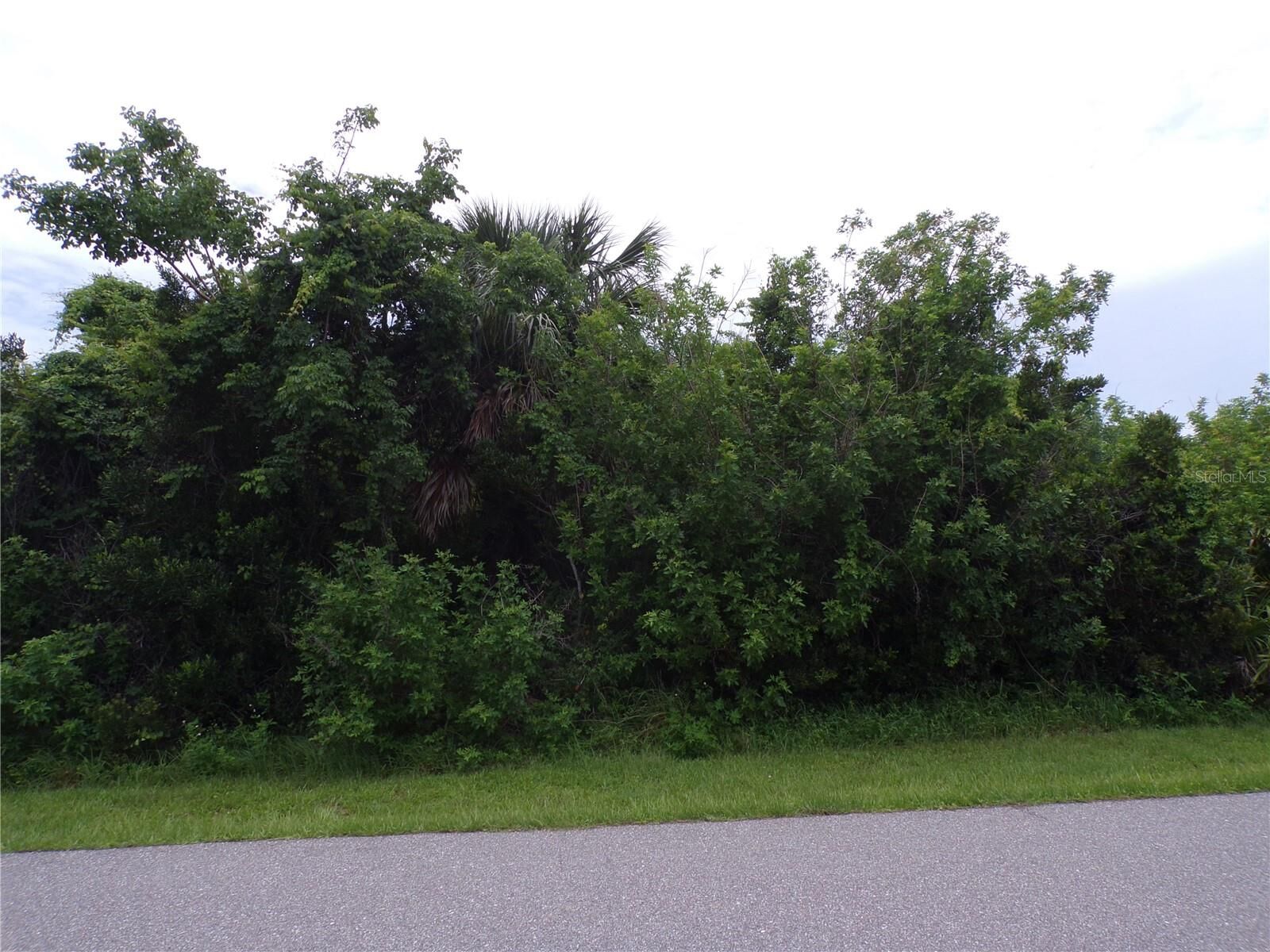 Property Photo: 15417 Lakeland Circle FL 33981