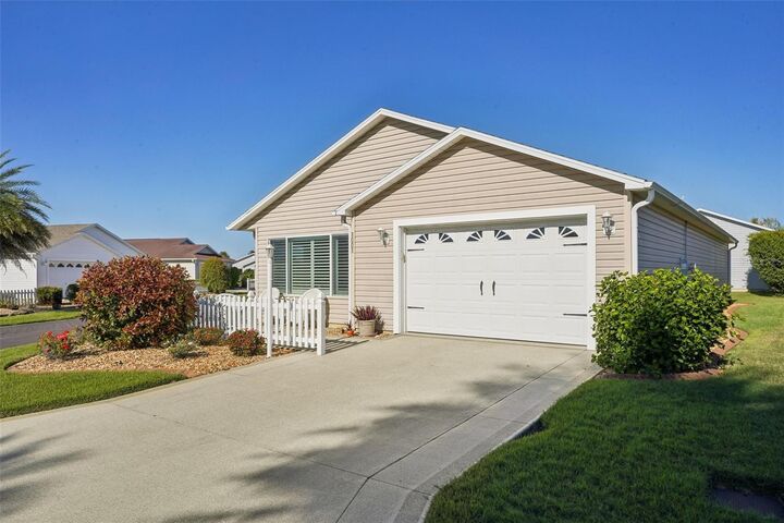 Property Photo:  1001 Greyford Lane  FL 32162 