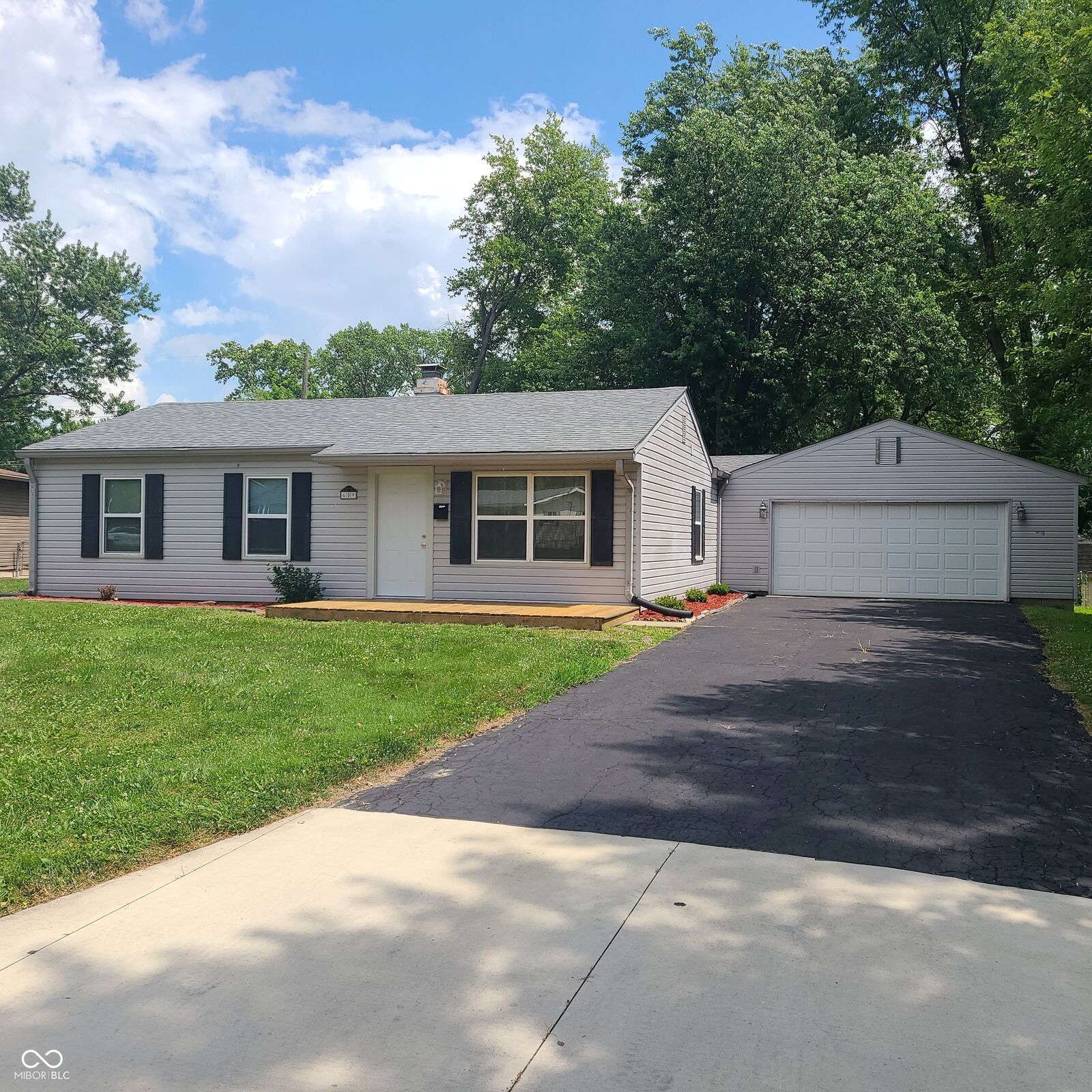 Property Photo:  609 E Broadway Drive  IN 46143 