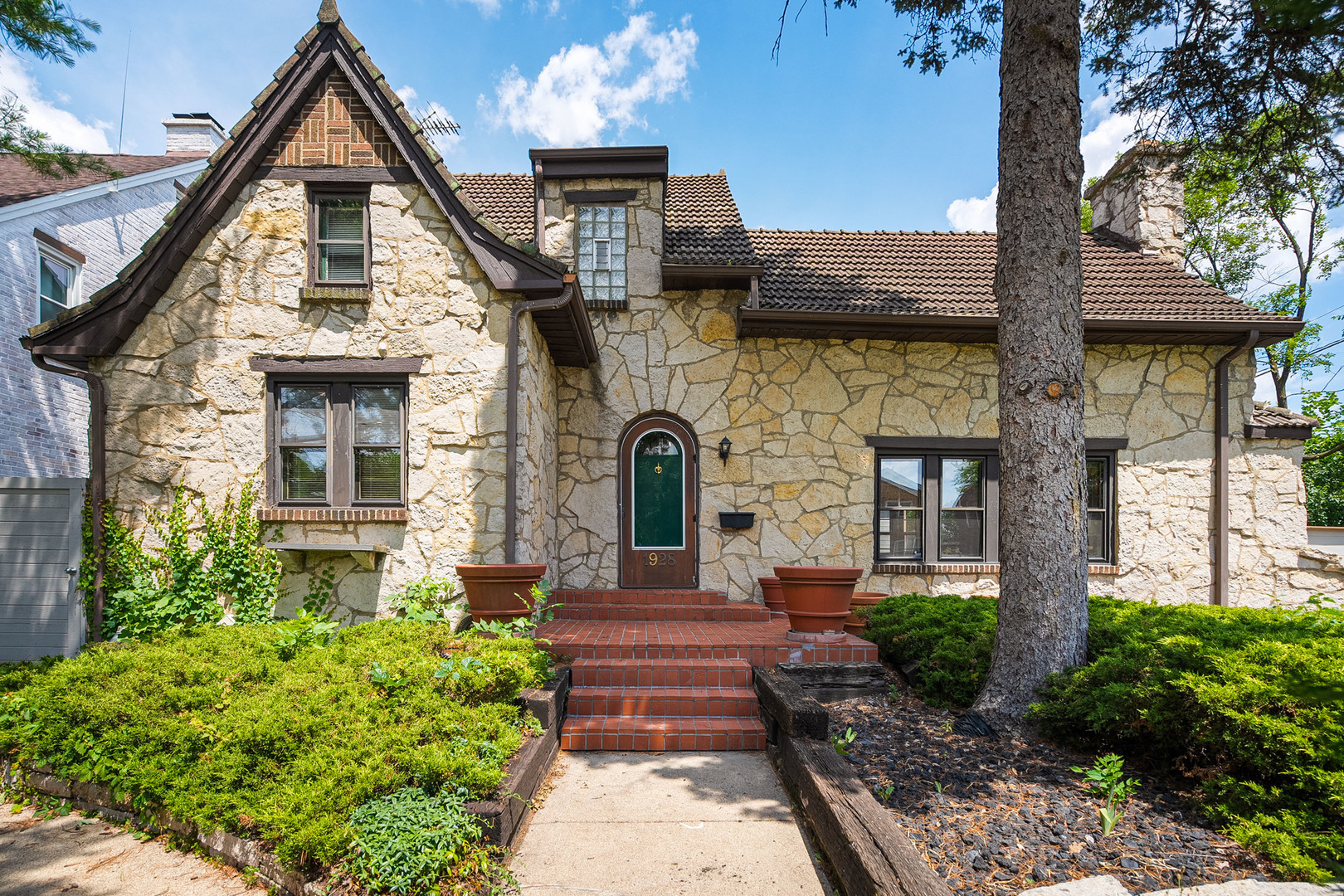 Property Photo: 1928 Kennicott Court IL 60018