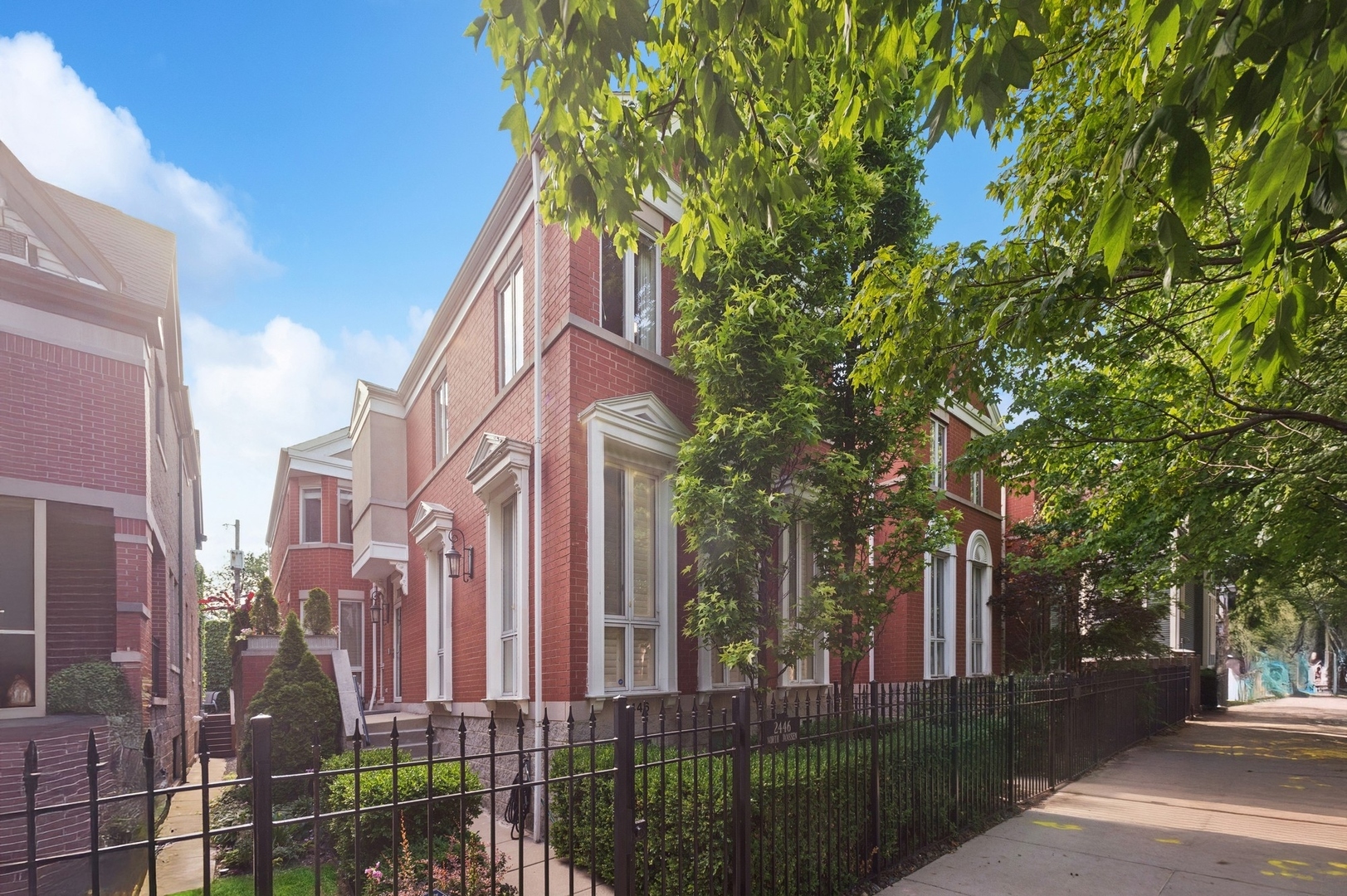 Property Photo: 2446 N Janssen Avenue IL 60614