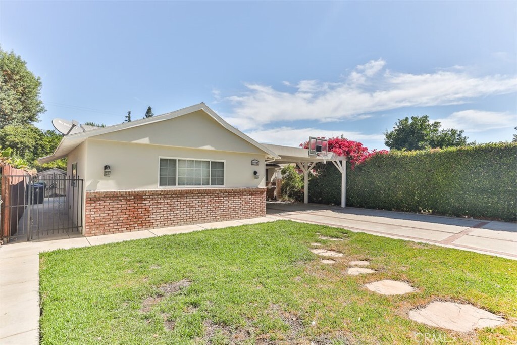 Property Photo: 22733 Clarendon Street CA 91367