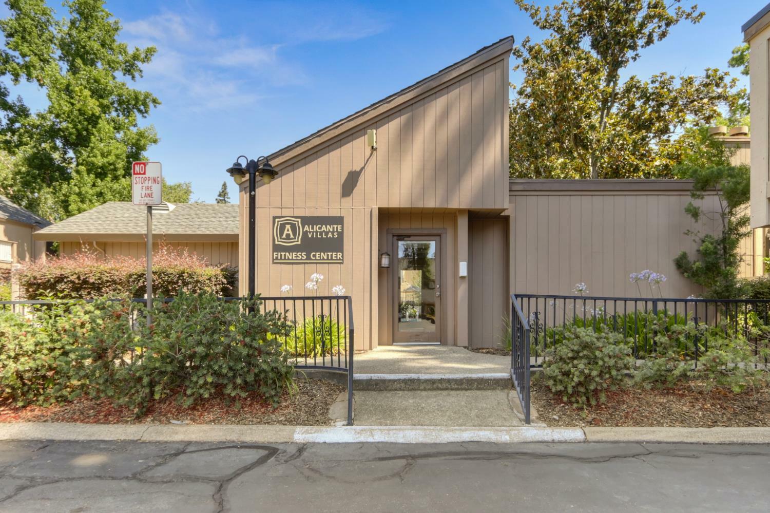 Property Photo: 521 Woodside Oaks 3 CA 95825