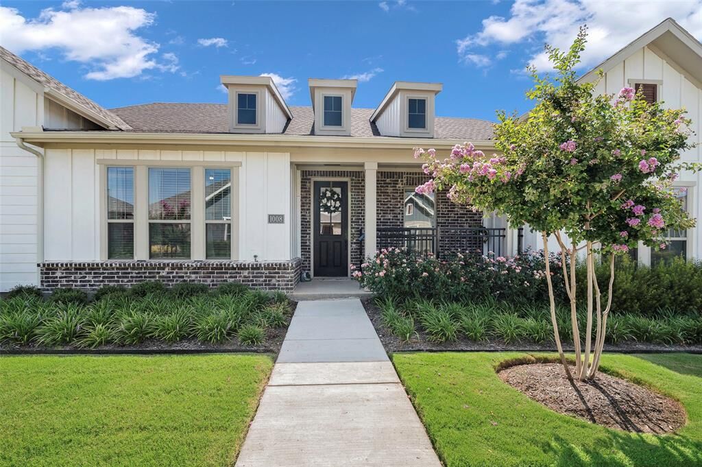 Property Photo: 1008 3rd Street TX 76226