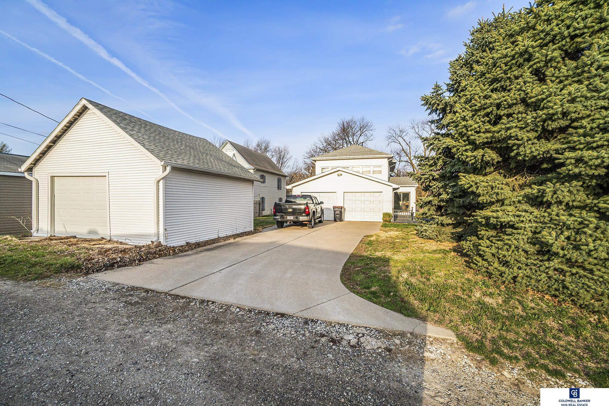 Property Photo: 724 N 10th Street NE 68310