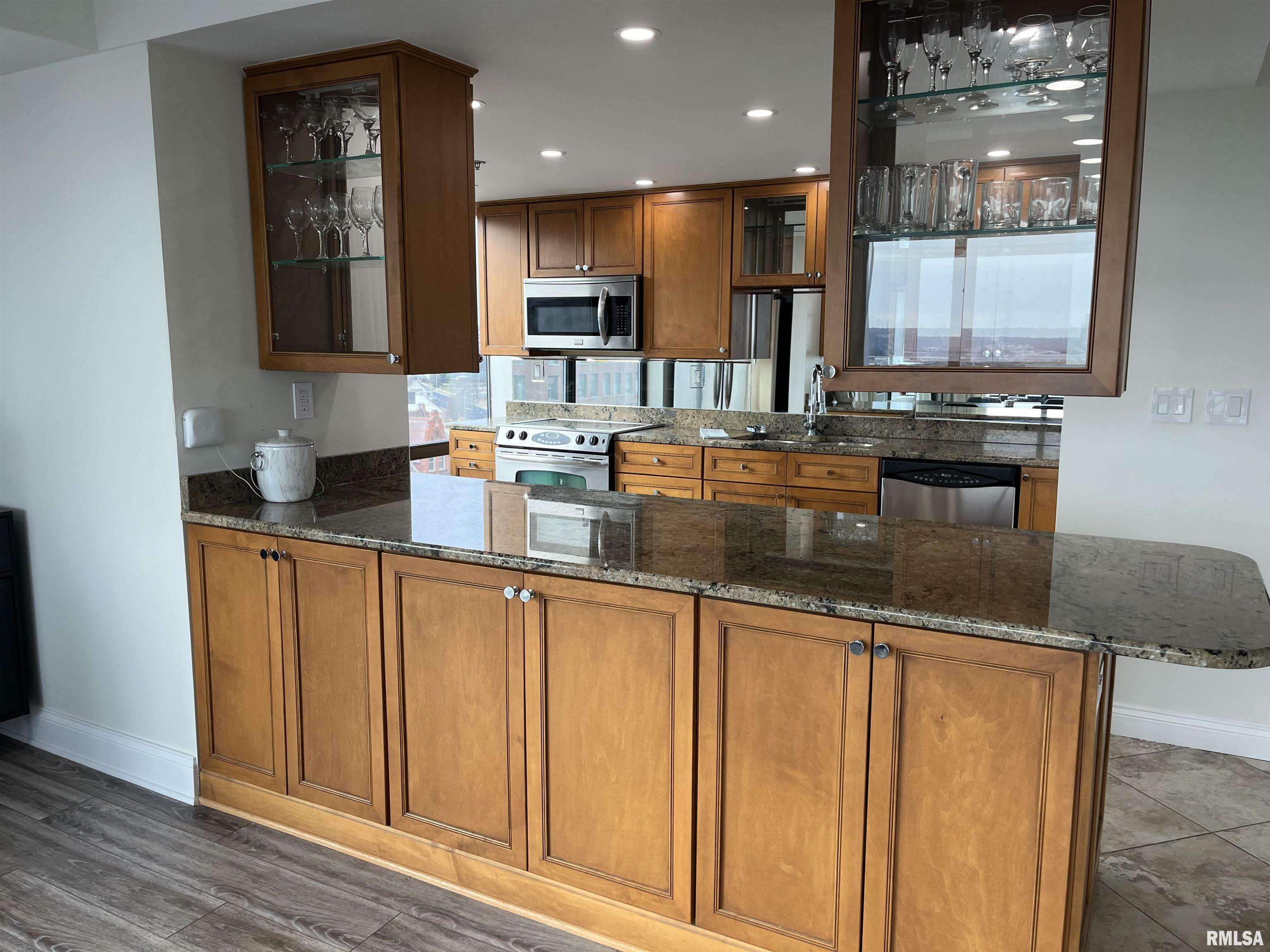 Property Photo: 125 SW Jefferson Avenue W12a IL 61602-9999