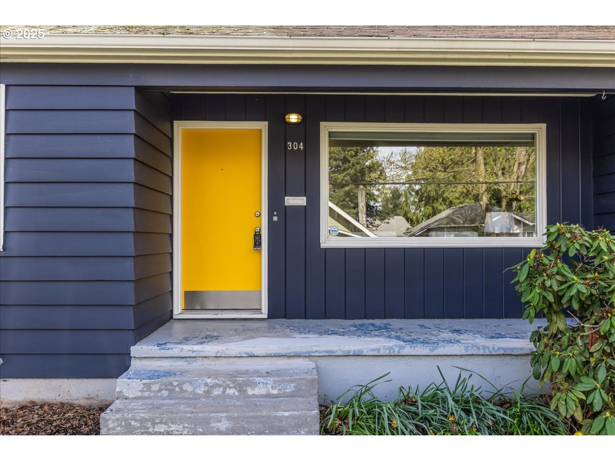 Property Photo:  304 NE Stafford St  OR 97211 