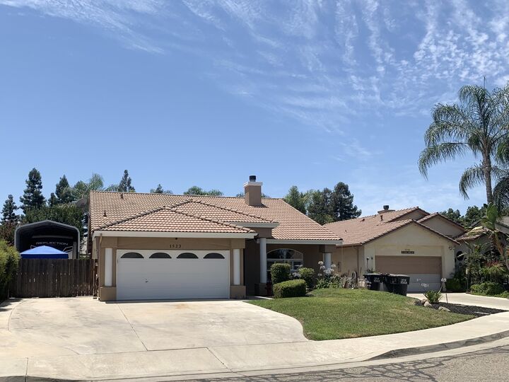 Property Photo: 1523 E Monte Vista Court CA 93292