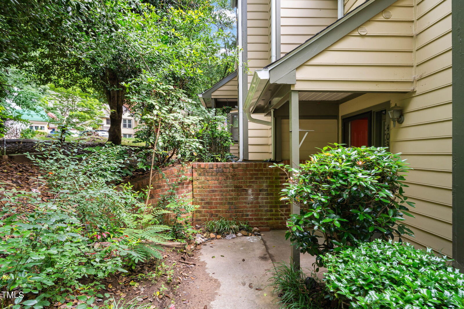 Property Photo:  403 Broad Leaf Circle  NC 27613 