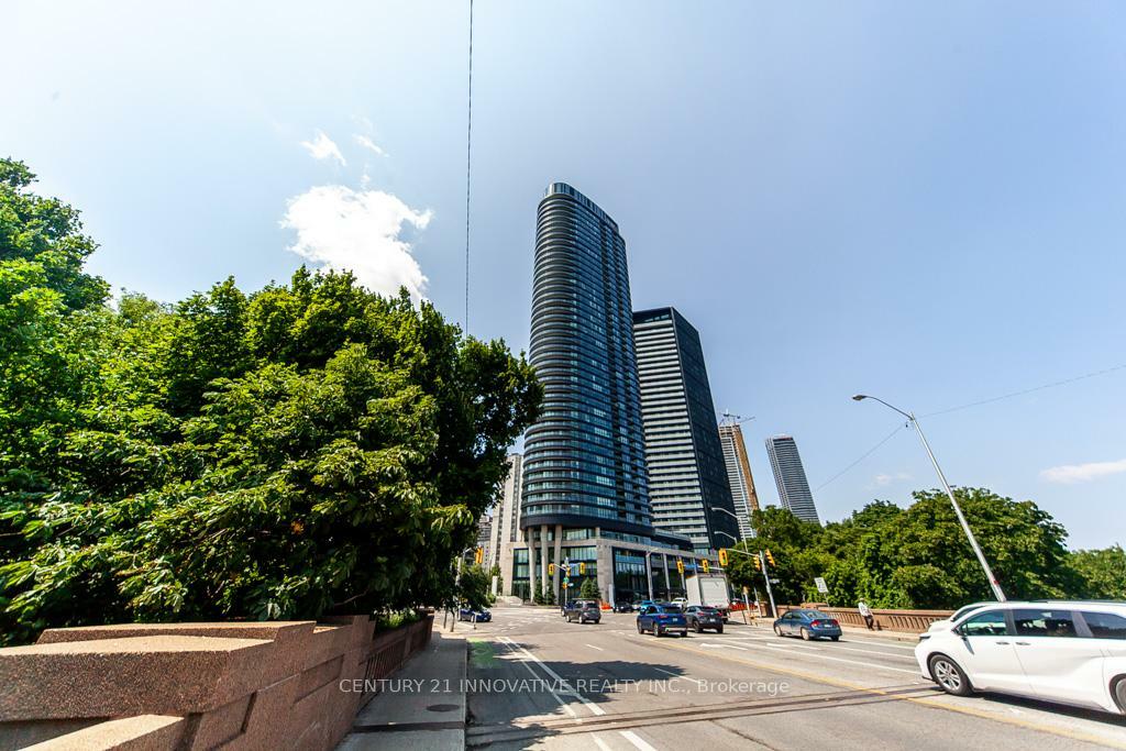 Property Photo: 585 Bloor Street E 2924 ON M4W 0B3