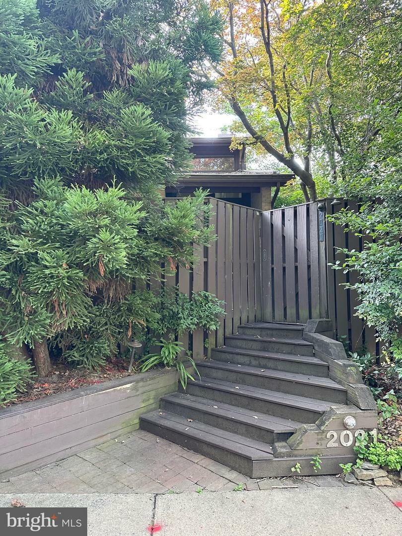 Property Photo: 2021 Lakebreeze Way VA 20191