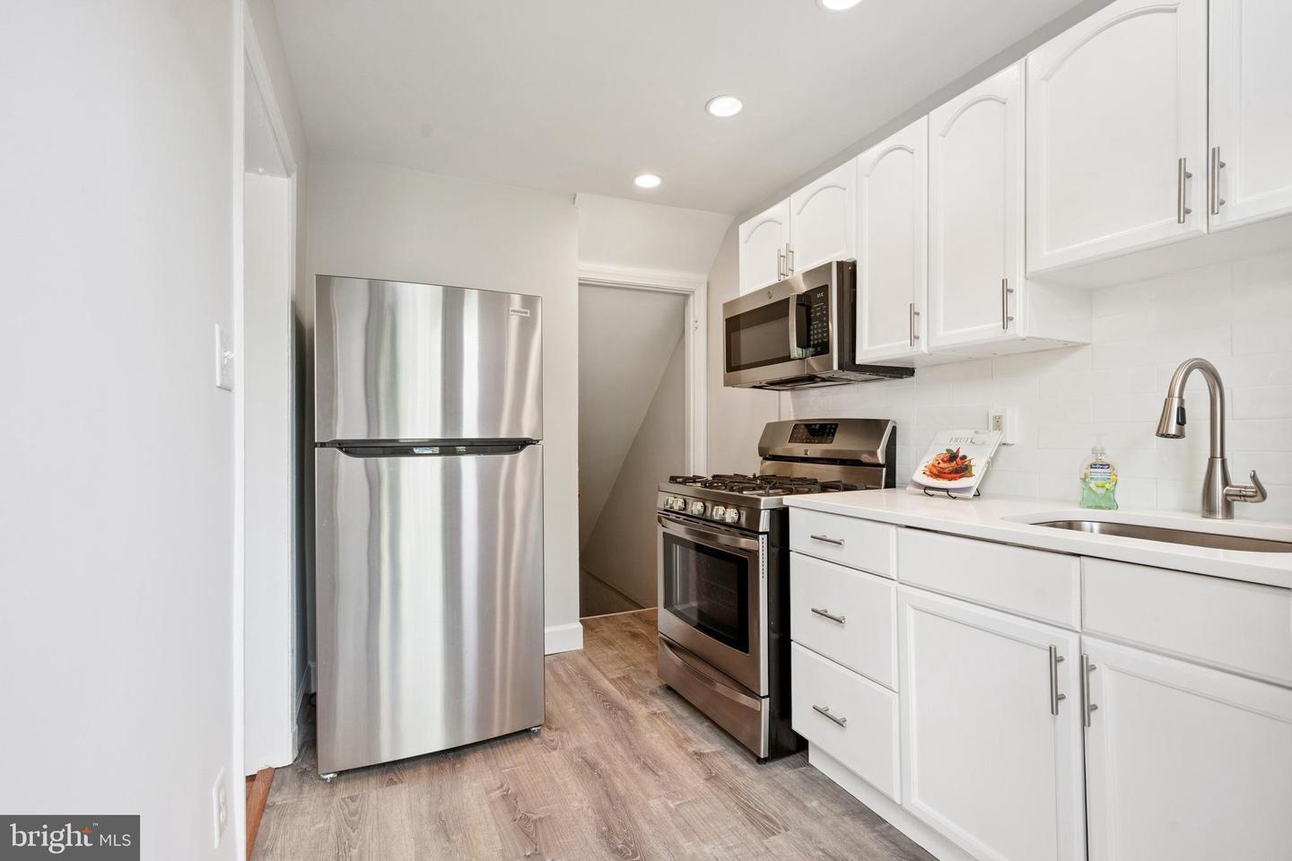 Property Photo: 2146 S Oakland Street S VA 22204