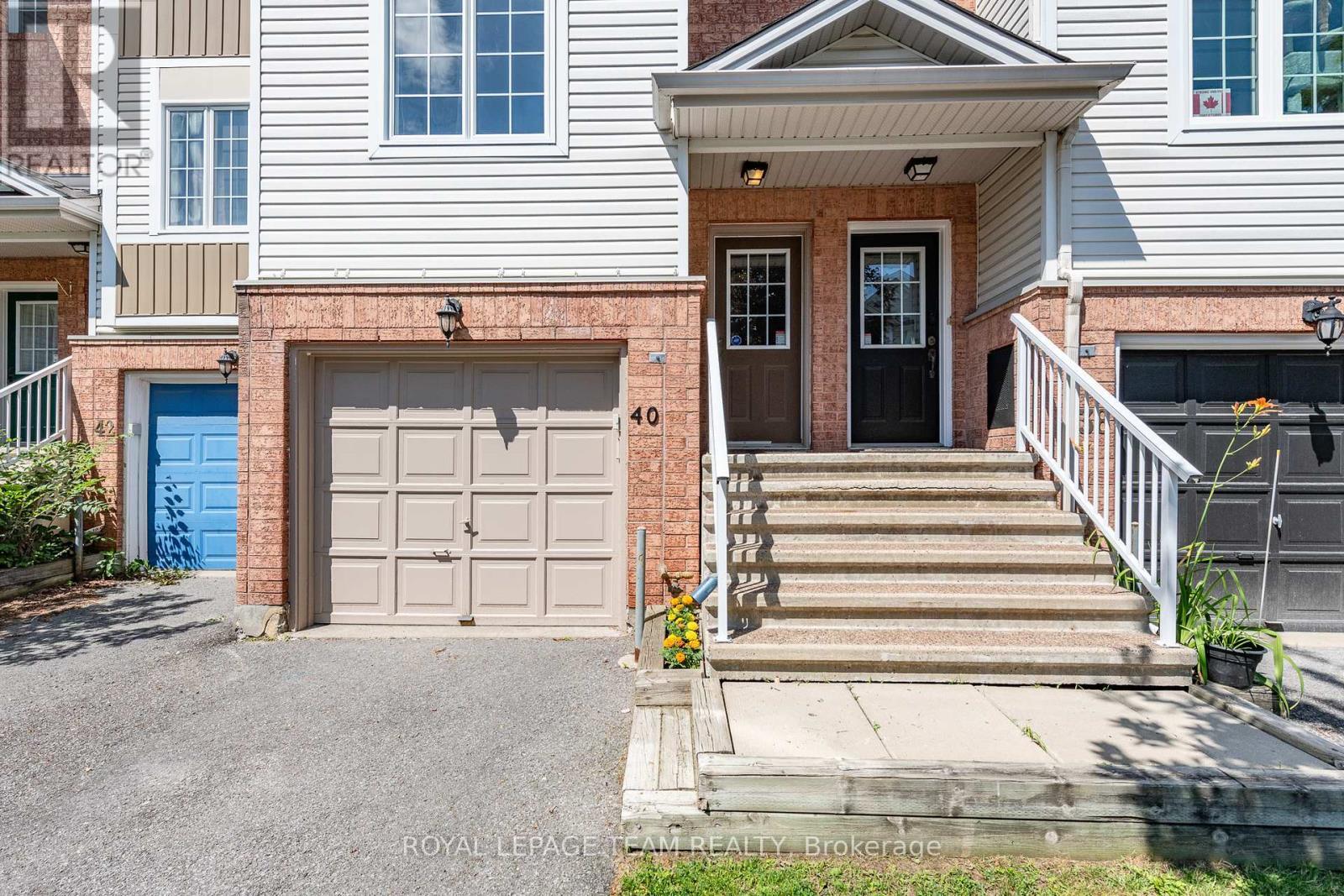 Property Photo:  40 Manhattan Crescent South  ON K2C 4B5 