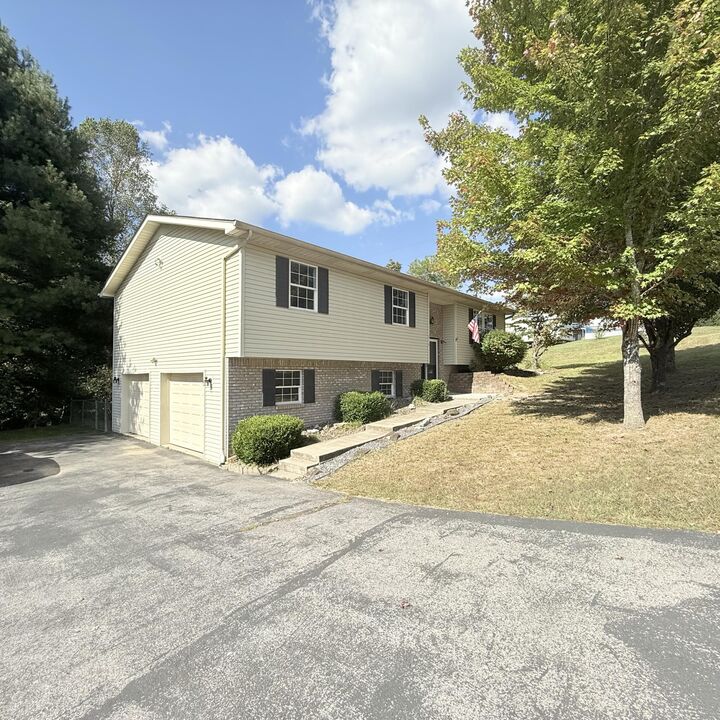 Property Photo: 210 Blossom Rdg Drive KY 40701