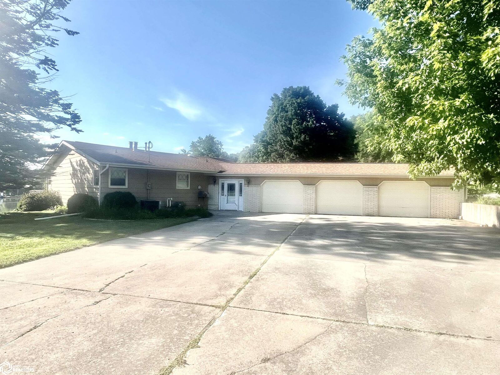 Property Photo:  920 Iowa Street  IA 50126 