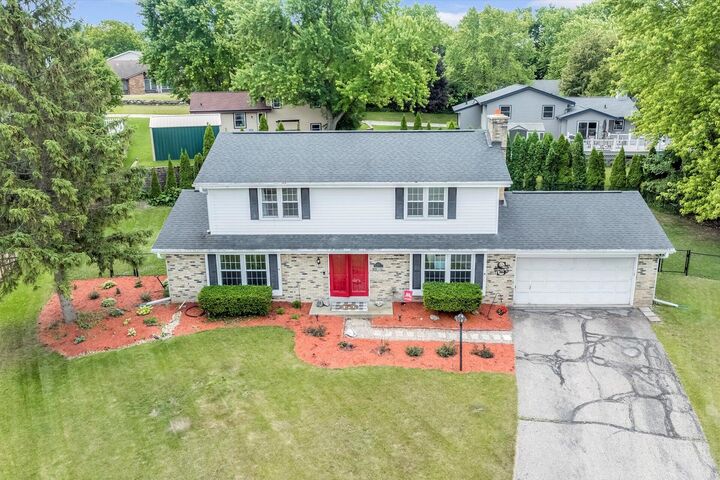 Property Photo:  837 Wexford Ct  WI 53029 