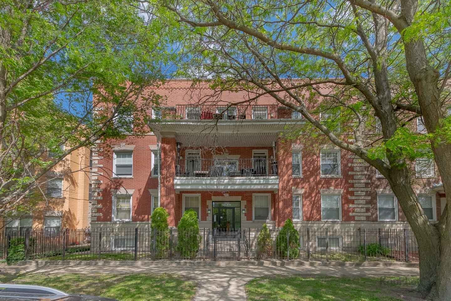 Property Photo: 4137 S Prairie Avenue 3 IL 60653