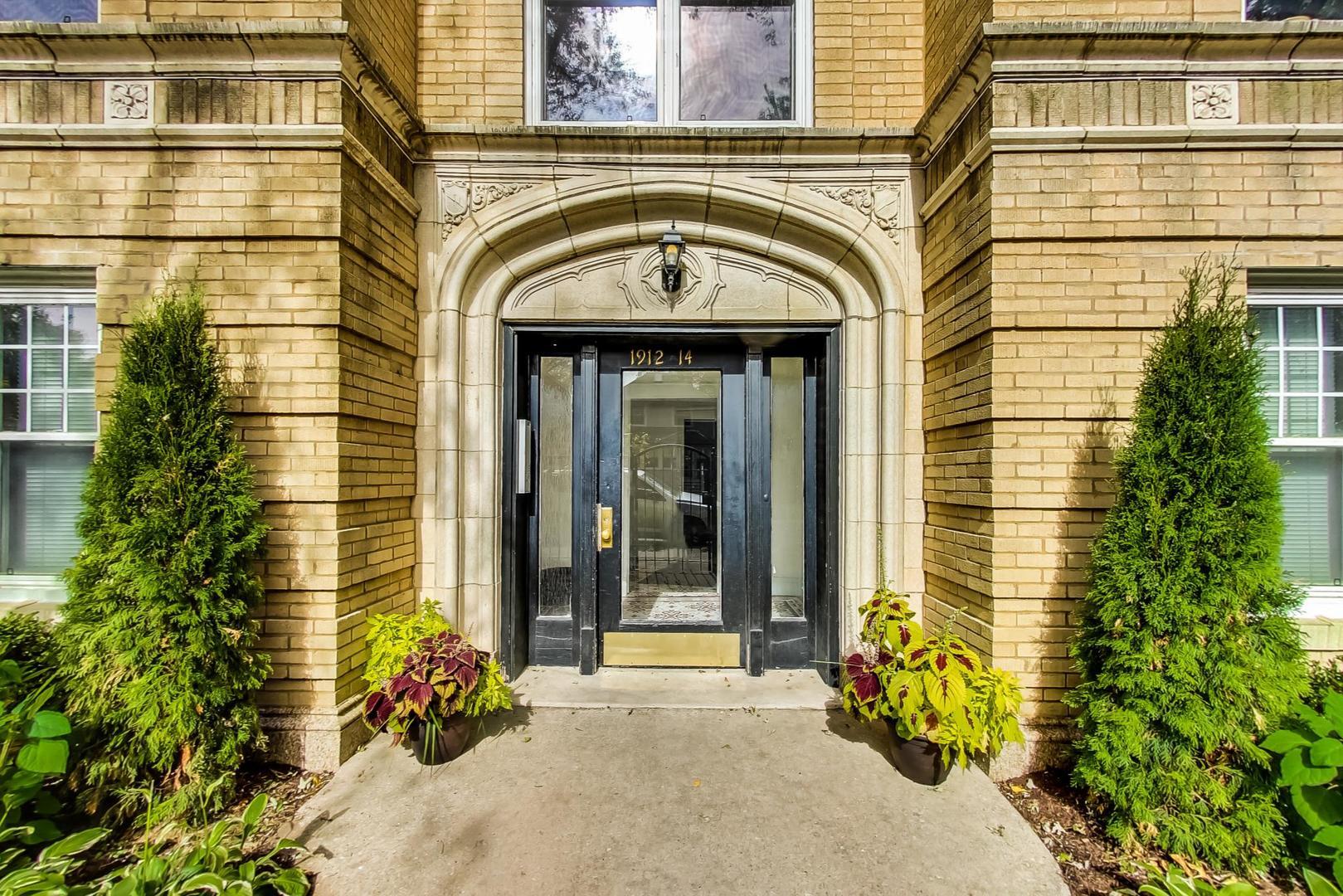 Property Photo: 1914 W Chase Avenue 106 IL 60626