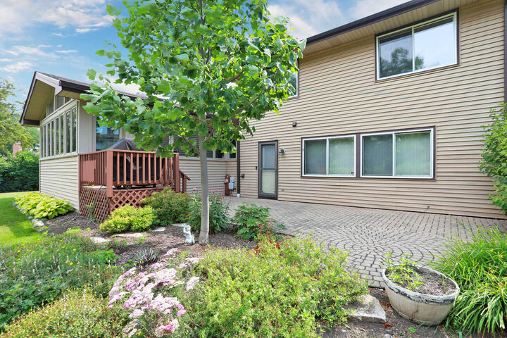 Property Photo:  740 Ruskin Drive  IL 60007 